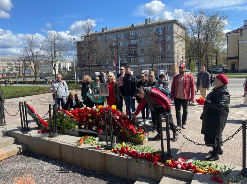 Псковские партийцы принесли цветы к специальному саркофагу мемориала в областном центре