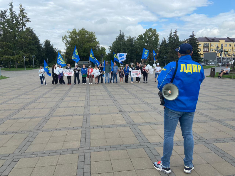 Развевайся, русский флаг