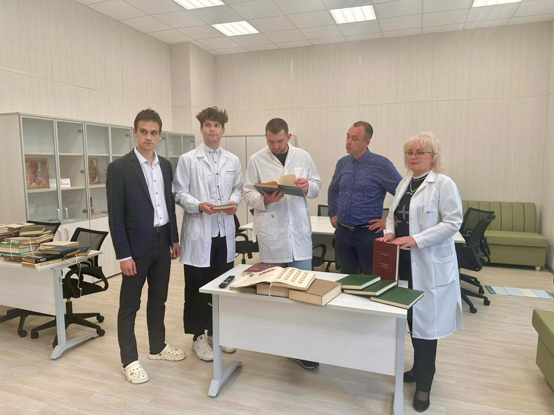 Юрий Мягков организовал передачу ценных учебных изданий студентам-медикам