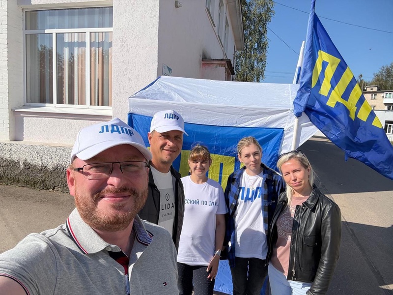 Мобильная приемная ЛДПР продолжает свою работу в Псковской области