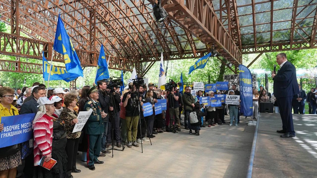 Леонид Слуцкий поздравил жителей России с Первомаем  