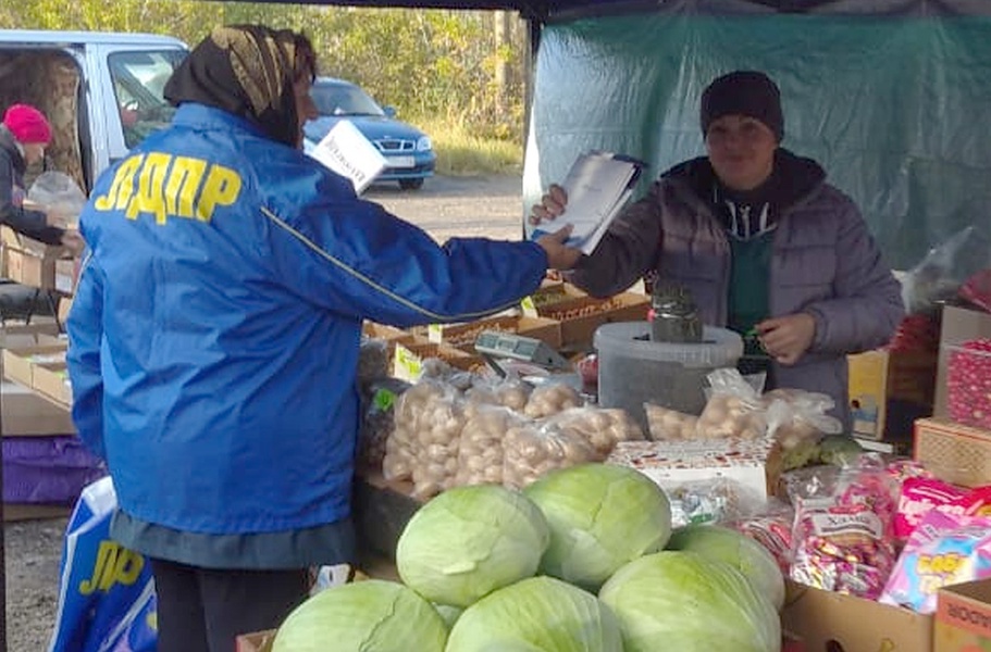 Информацию, сувениры и хорошее настроение распространяют активисты ЛДПР на рязанских ярмарках