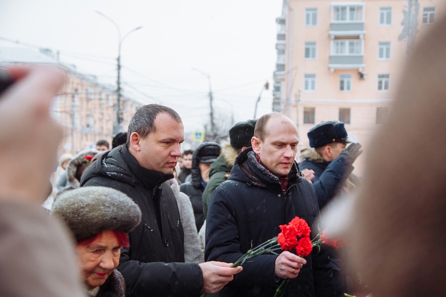 Депутаты ЛДПР возложили цветы к Вечному Огню в честь годовщины начала контрнаступления под Москвой 