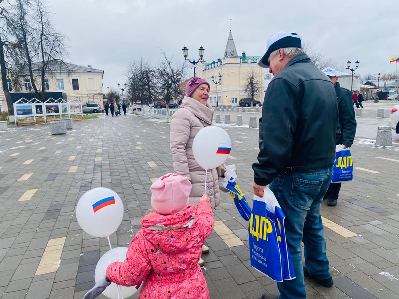 Партийцы поздравили с праздником жителей Касимова