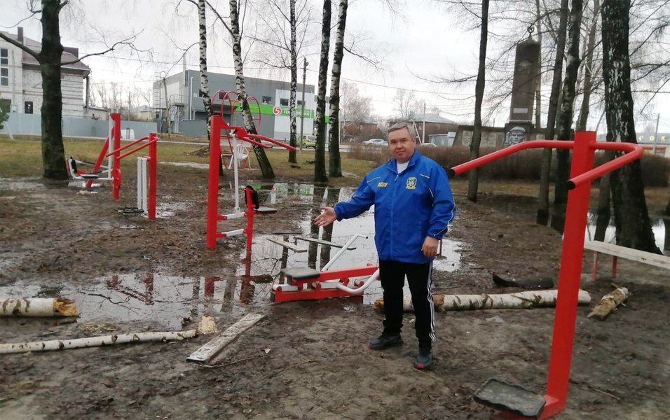 В Листвянке давно отремонтировать спортплощадку и сменить администрацию, считают в ЛДПР