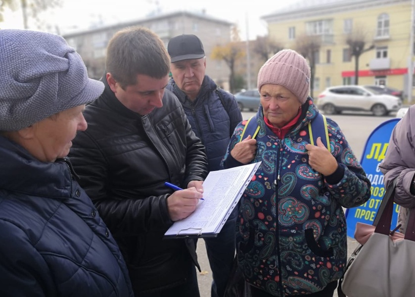 Депутат Рязанской городской Думы Евгений Мясин принял участие в работе мобильной приёмной ЛДПР