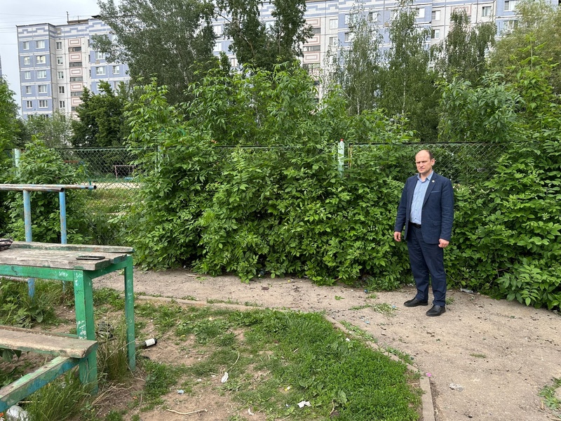 Депутат ЛДПР Александр Стариков: при проверке детских площадок в Недостоево были выявлены проблемы