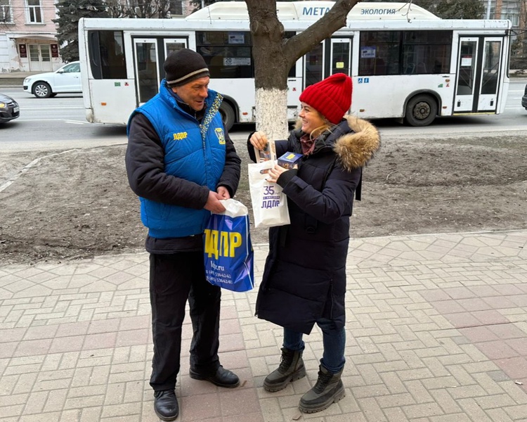 Активисты ЛДПР раздали партийные подарки рязанцам