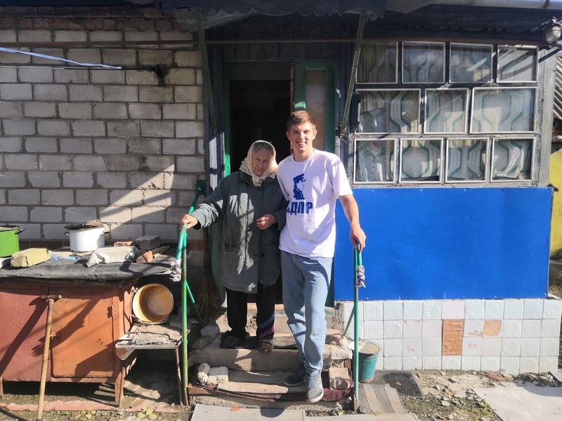 Волонтёры ЛДПР продолжают поддерживать старшее поколение жителей Луганска 