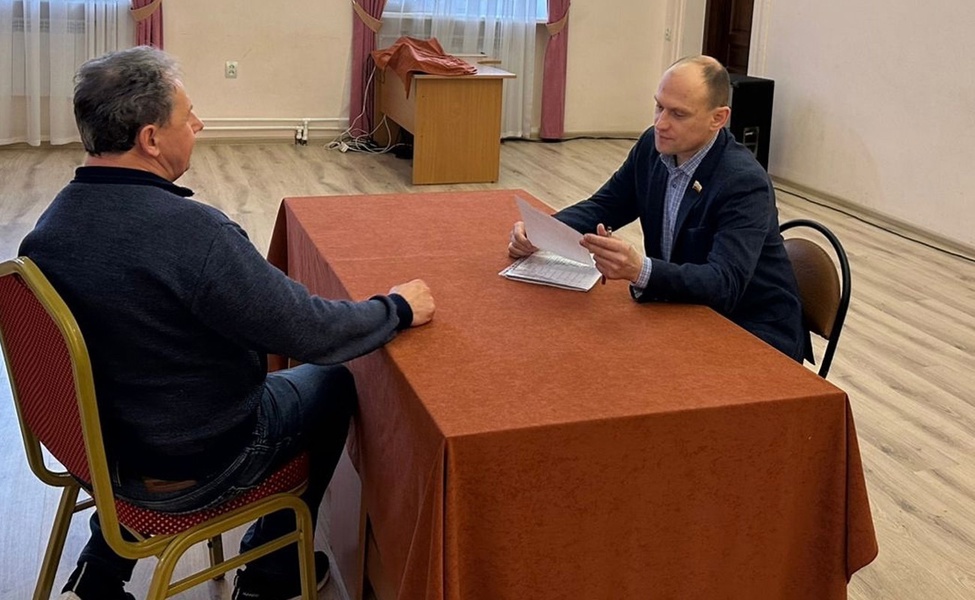 Депутат ЛДПР Александр Стариков провёл приём граждан в Рыбном