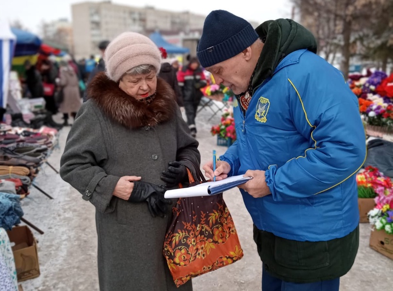 Активисты рязанского отделения ЛДПР распространяют прессу и сувениры, собирают подписи земляков