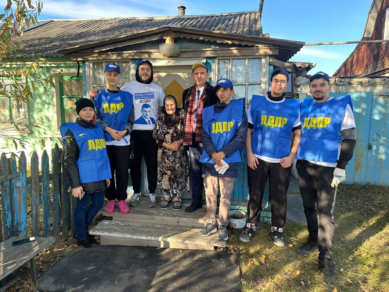 Партийцы помогли привести в порядок участок ветерана Великой Отечественной войны из посёлка Семчино