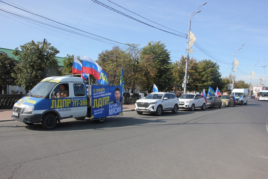 Рязанские партийцы провели автопробег в честь Дня Государственного флага России