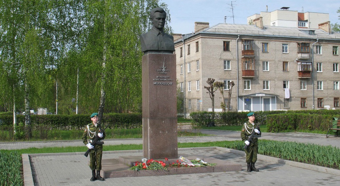 Защитник рязань. Памятник Молодцову в Рязани. Улица Молодцова Рязань. Памятник в Приокском Рязань. Памятник Молодцова в Москве.