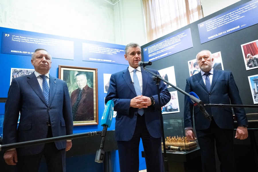Леонид Слуцкий открыл выставку, посвящённую Владимиру Жириновскому