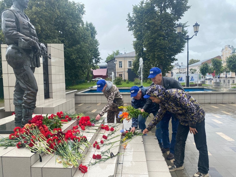 В День ветерана боевых действий активисты Касимовского отделения ЛДПР возложили цветы к памятнику