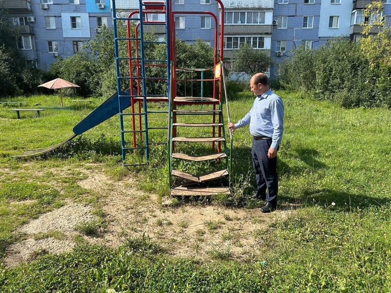 В Недостоево бьют тревогу: детские площадки в плачевном состоянии