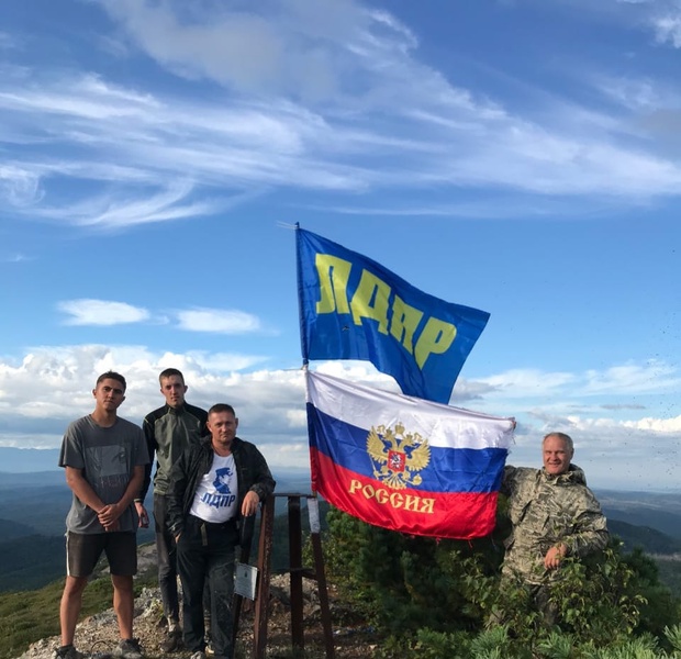 Представители ЛДПР поднялись на гору в День государственного флага 