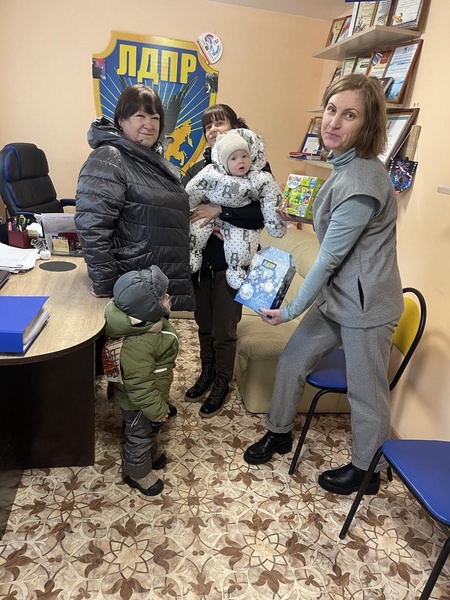 Партийцы поздравляют всех со Старым Новым годом!