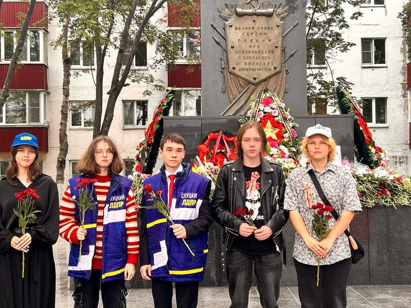 Возложение цветов к памятнику павших воинов