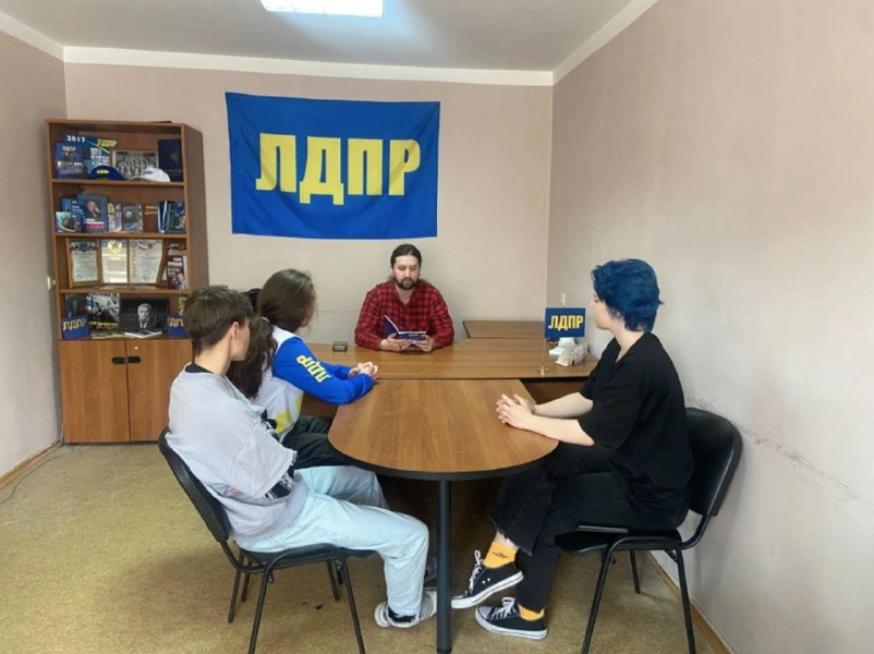 Сахалинские партийцы встретились с предпринимателем 