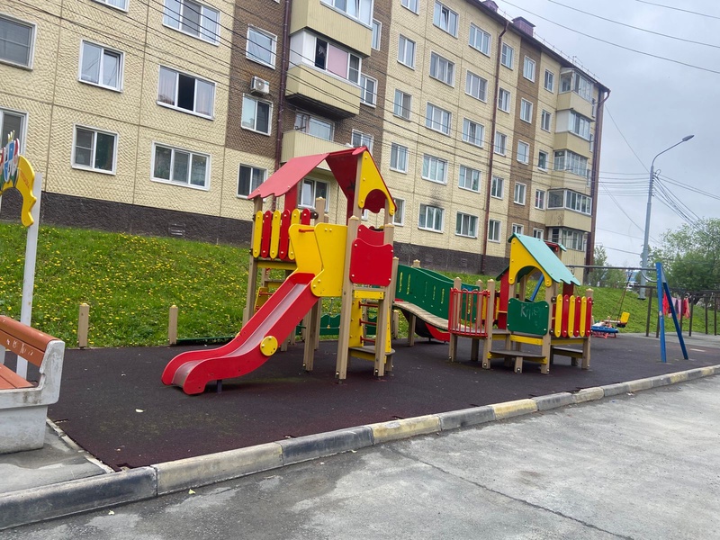 На Сахалине провели рейд по состоянию детских площадок