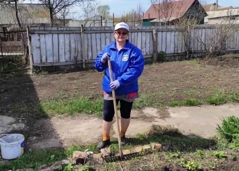 Самарские активисты ЛДПР помогли пенсионерке с посевной