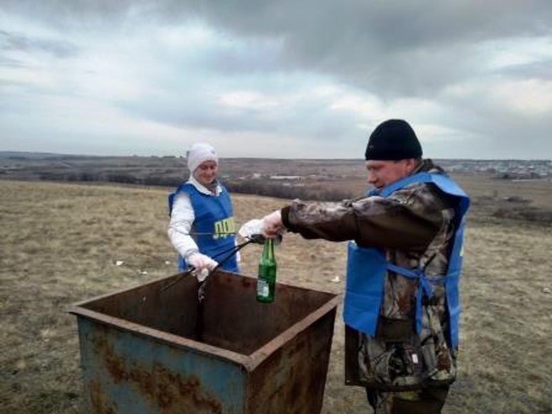 Уборка места отдыха односельчан 