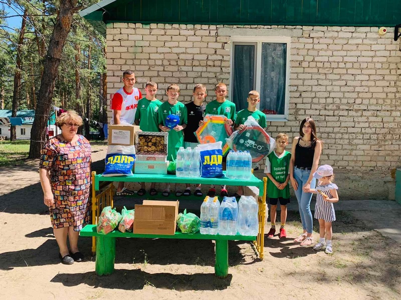 Партийцы пришли в гости к юным футболистам