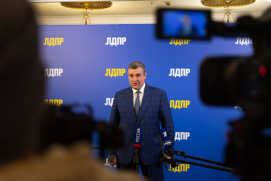 С Днем космонавтики!