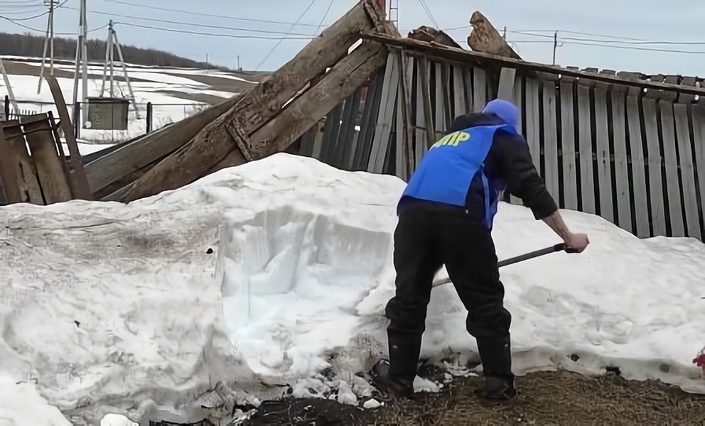 Соседская помощь односельчанам