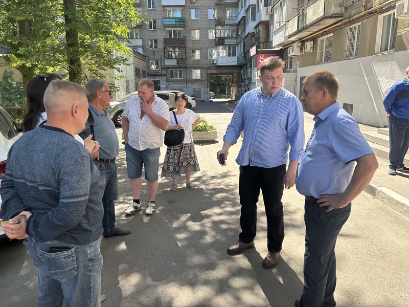 Никита Григорьевский принял участие в приемке лифтов в многоквартирном доме 
