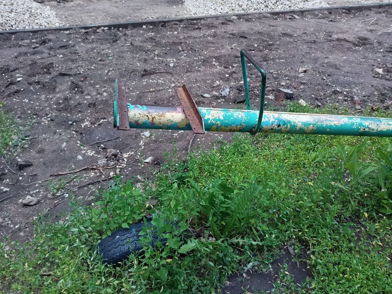 Партийцы продолжают проверять детские площадки