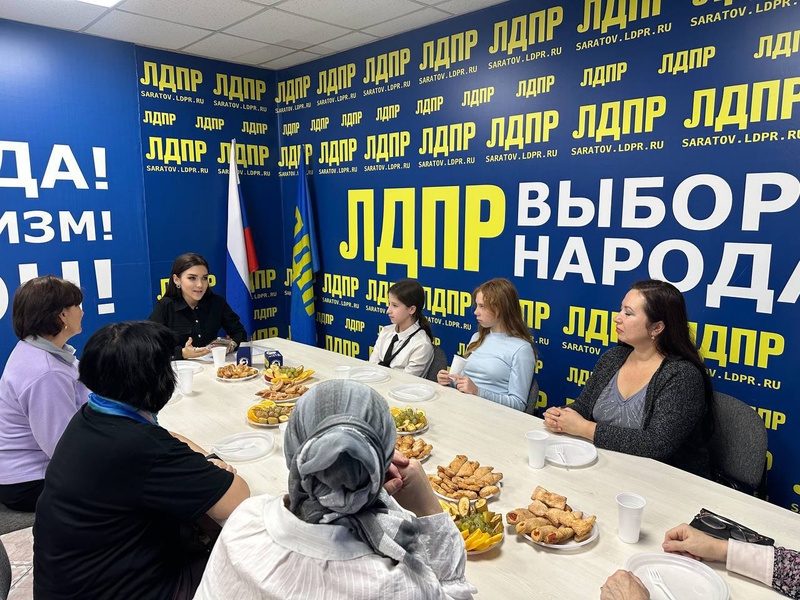 Представители Саратовской ЛДПР отметили День матери 