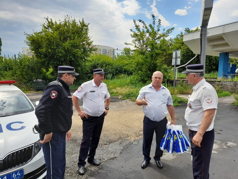 Партийцы поздравили сотрудников ГИБДД с их профессиональным праздником 