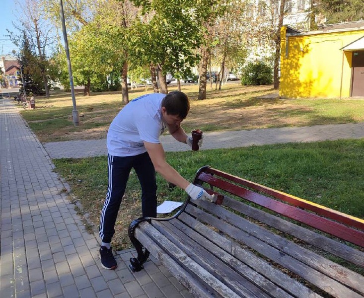 Партийцы провели субботники на территории всей области