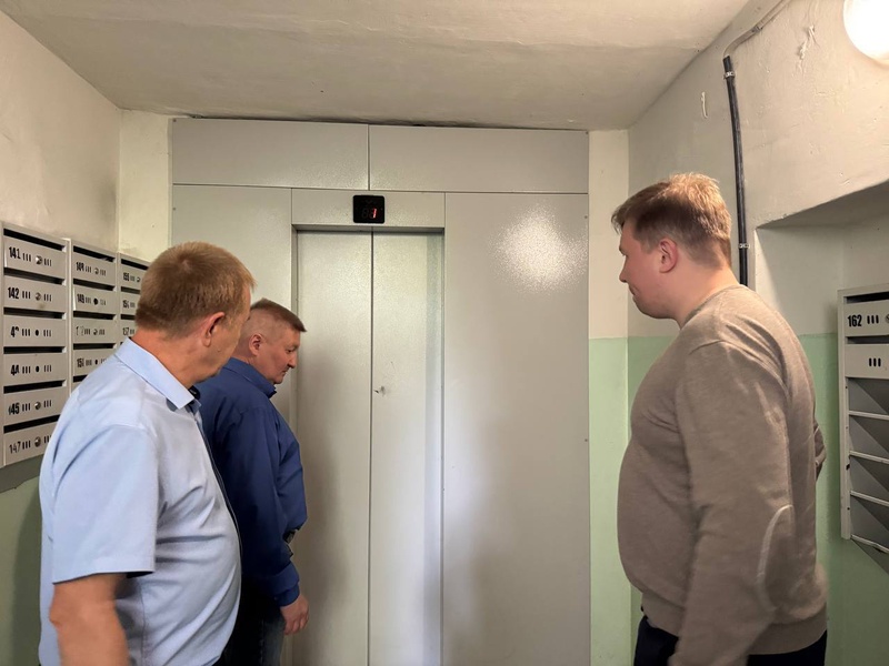 Никита Григорьевский принял участие в приемке лифтов в многоквартирном доме 