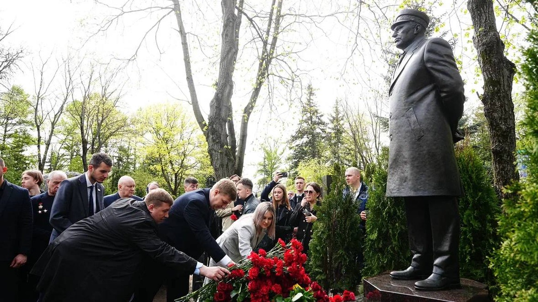 Однопартийцы возложили цветы к памятнику Владимиру Жириновскому в день его рождения