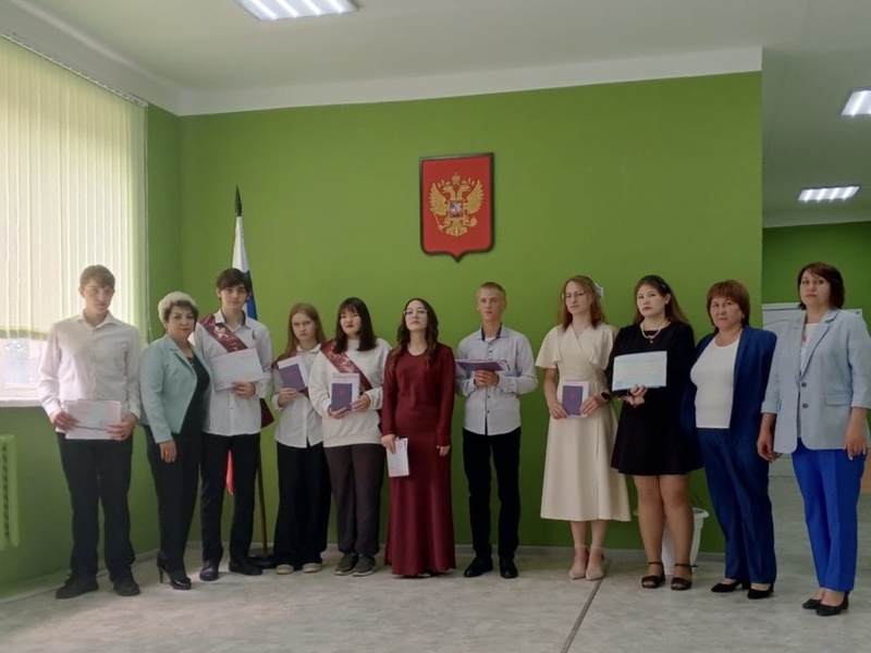 Представители ЛДПР поздравили выпускников школ Саратовской области 
