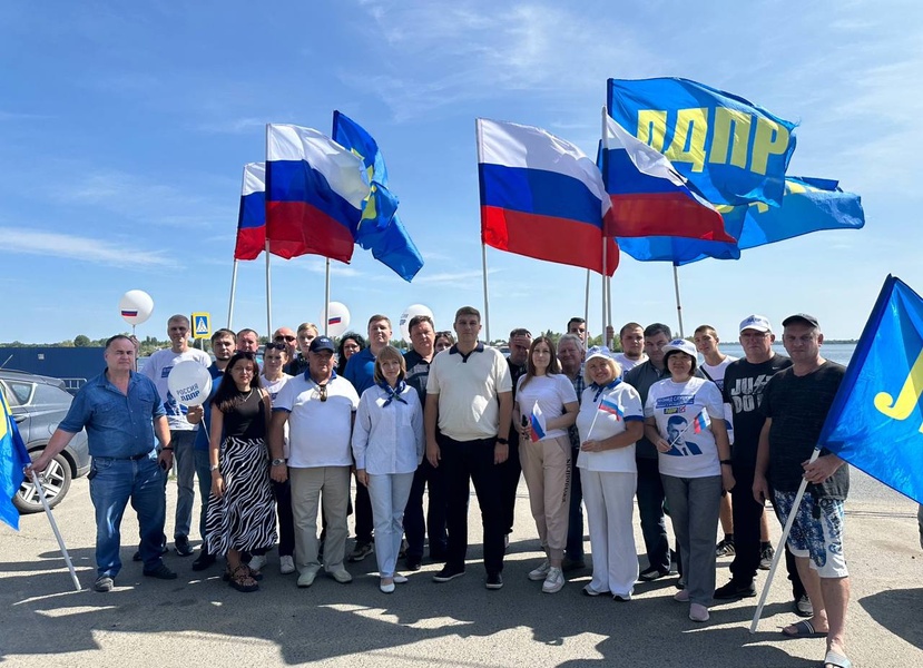 Саратовская область отметила День Государственного флага