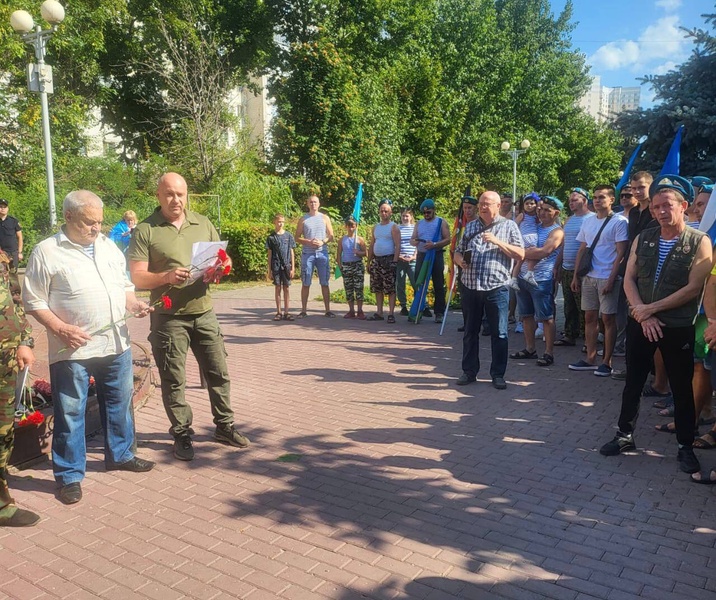 Представители ЛДПР поздравили с Днём Воздушно-десантных войск! 