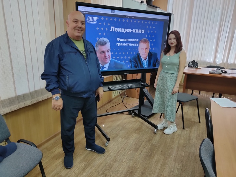Активисты «молодежки» провели лекцию-квиз о финансовой грамотности для школьников и студентов