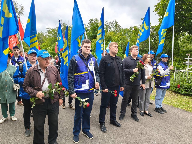 В День памяти и скорби партийцы возложили цветы к памятнику Воину-освободителю