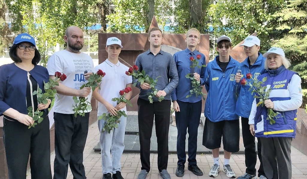 В честь Дня ветеранов боевых действий саратовские партийцы возложили цветы 