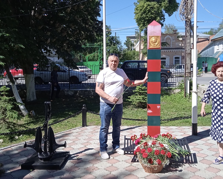 Партийцы в Хвалынске возложили цветы к монументу пограничникам