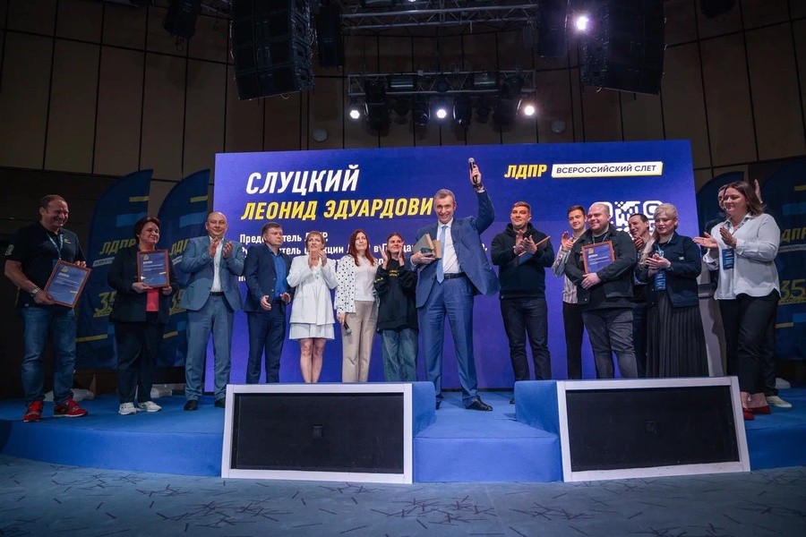  Леонид Слуцкий наградил представителей Саратовского реготделения ЛДПР
