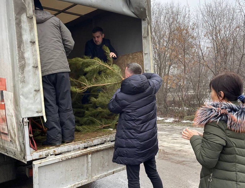 Энгельсский депутат подарил новогоднее настроение жителям