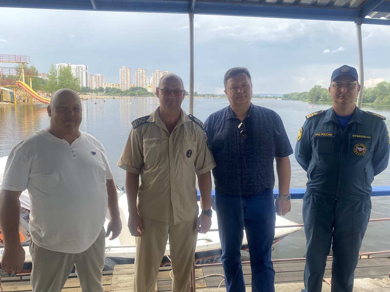 Энгельсские депутаты поздравили сотрудников ГИМС