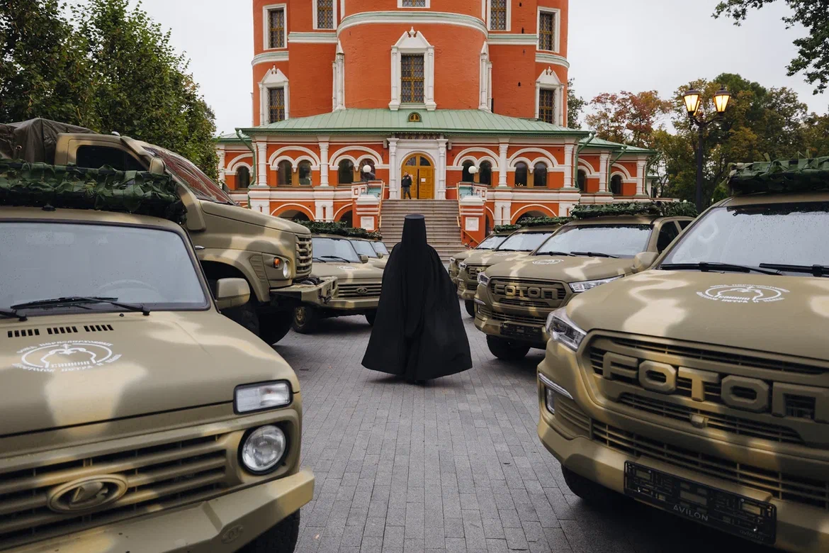 ЛДПР отправила очередную партию автомобилей и техники в зону СВО