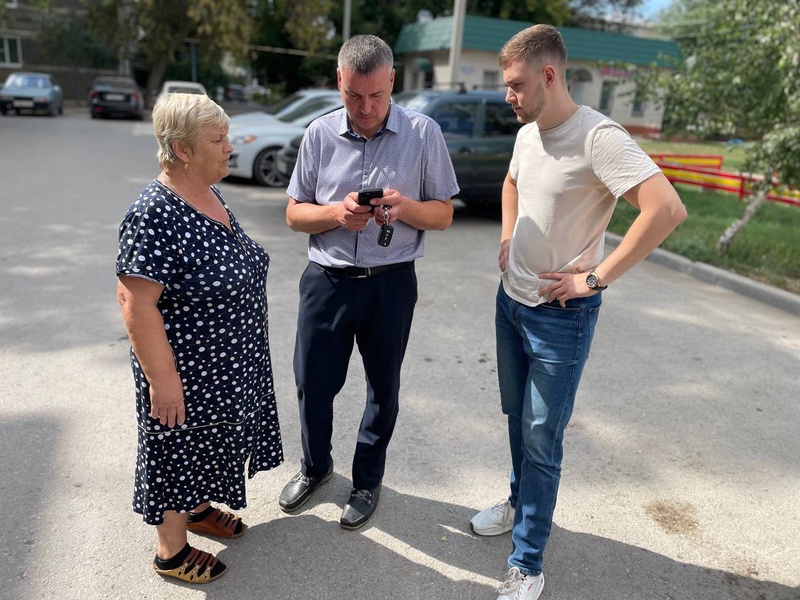 Представители ЛДПР провели встречу с гражданами города Пугачева